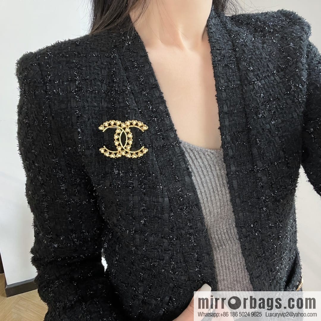 New ☑️ Chanel gold brooch