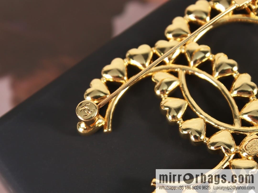 New ☑️ Chanel gold brooch