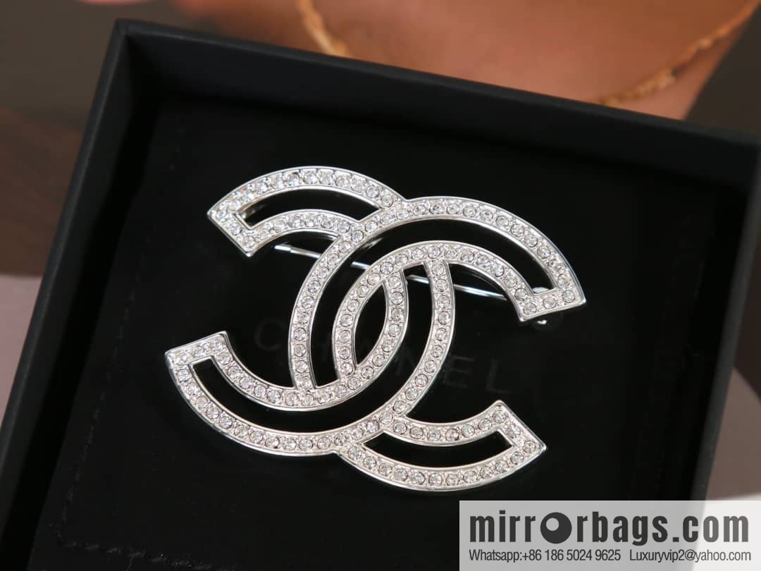 New ☑️ Chanel cut-out full drill double c brooch