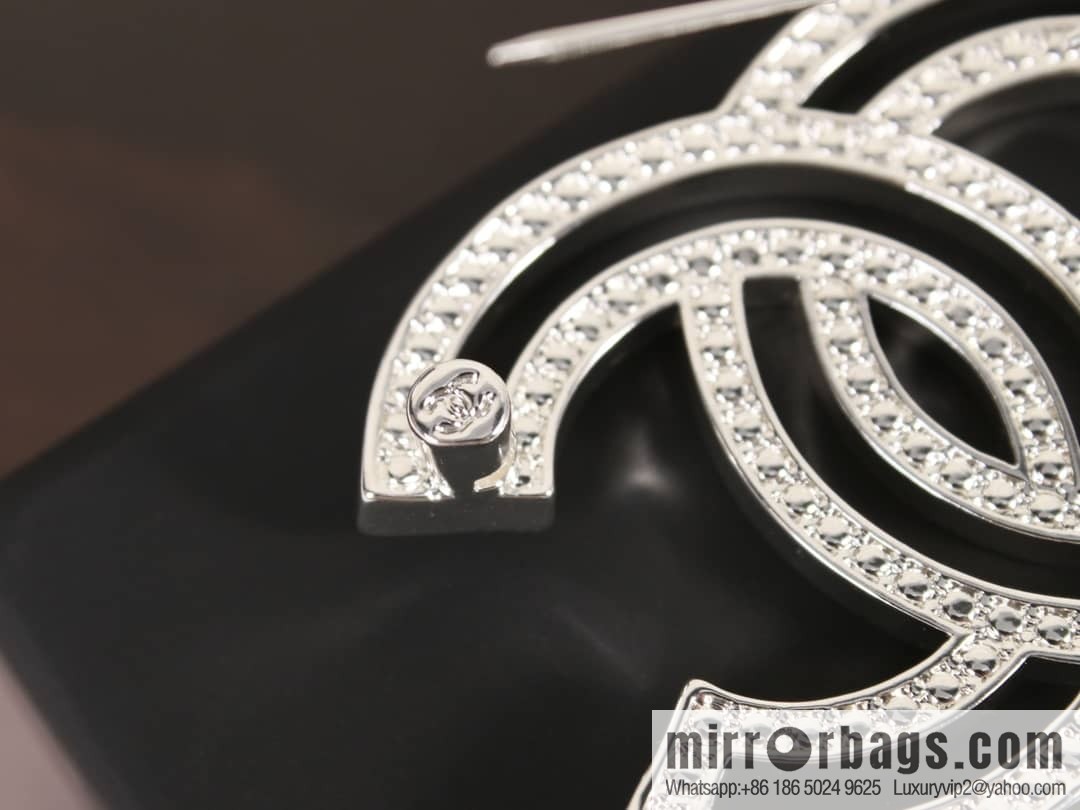 New ☑️ Chanel cut-out full drill double c brooch