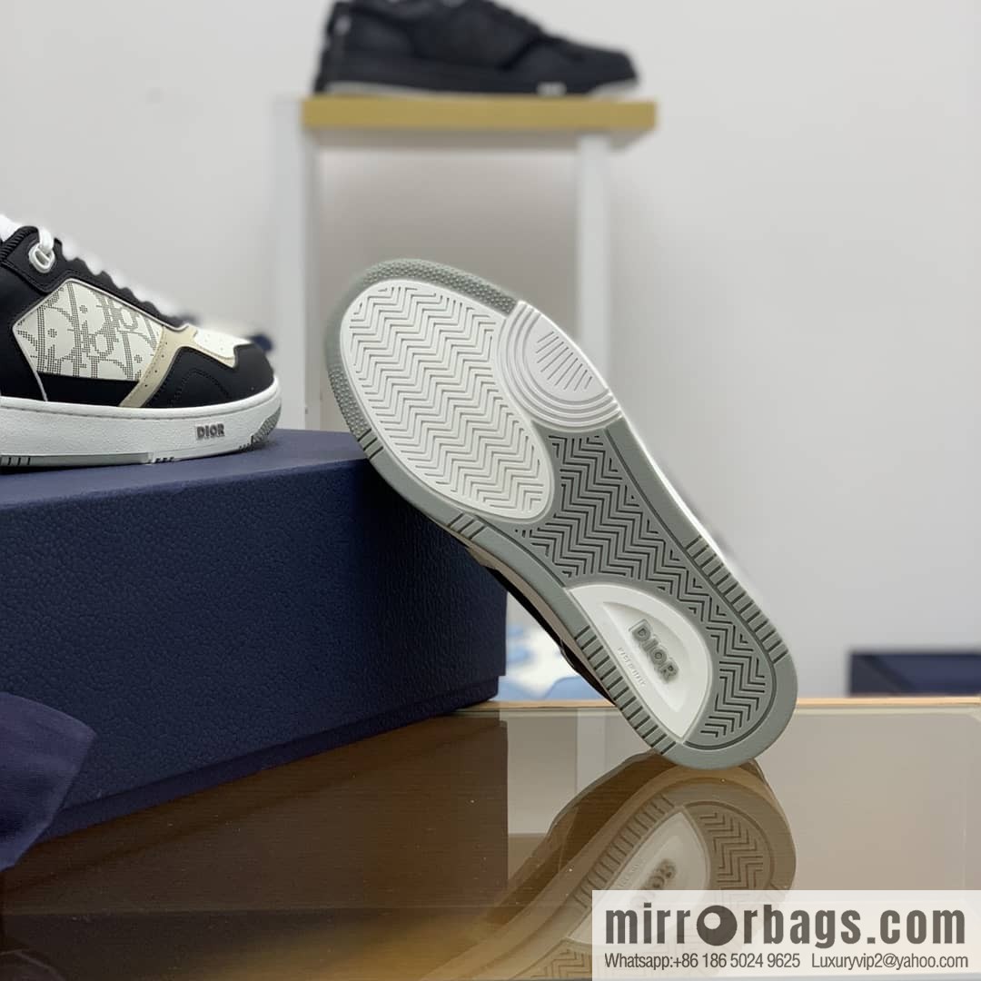 Dior Dior uses black smooth cow leather (fabric) carefully made men's low-top sneakers