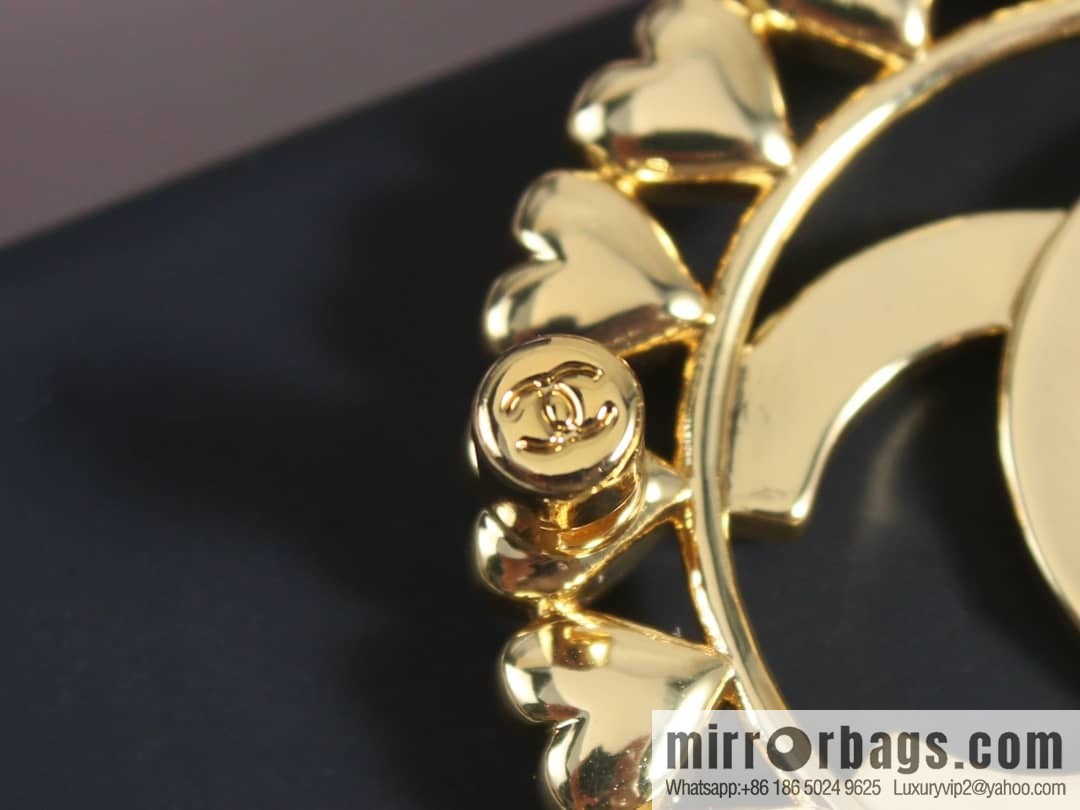 Code 1367425 new ☑️ Chanel gold round double c peach heart brooch