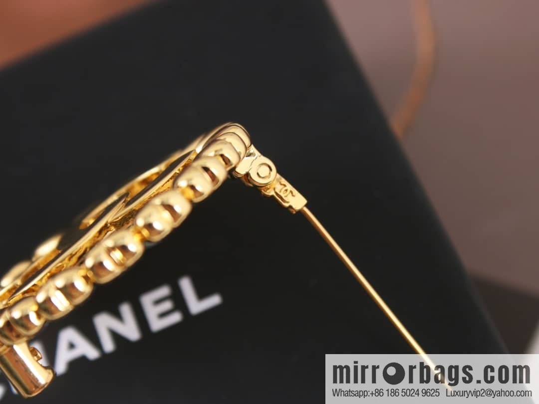 Code 1367425 new ☑️ Chanel gold round double c peach heart brooch