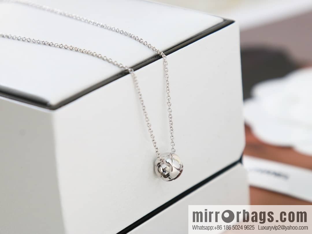 New ☑️ Chanel 2022 COCO CRUSH diamond small golden bean necklace