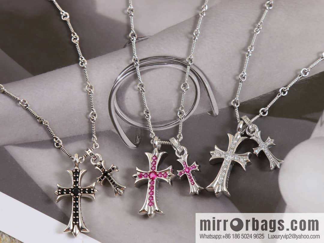 Classic hit, Crossheart cross necklace