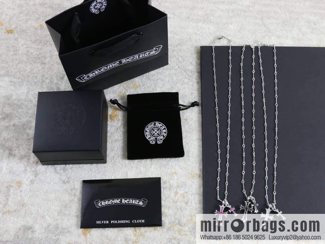 Classic hit, Crossheart cross necklace