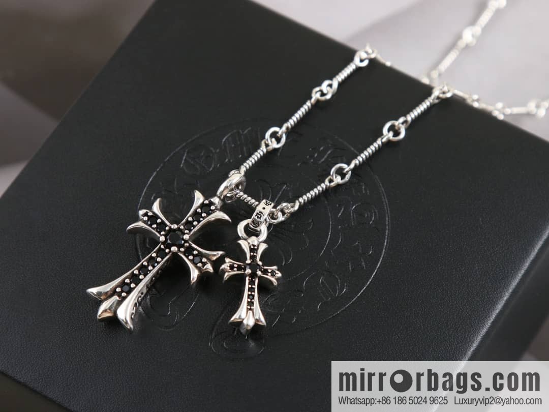 Classic hit, Crossheart cross necklace