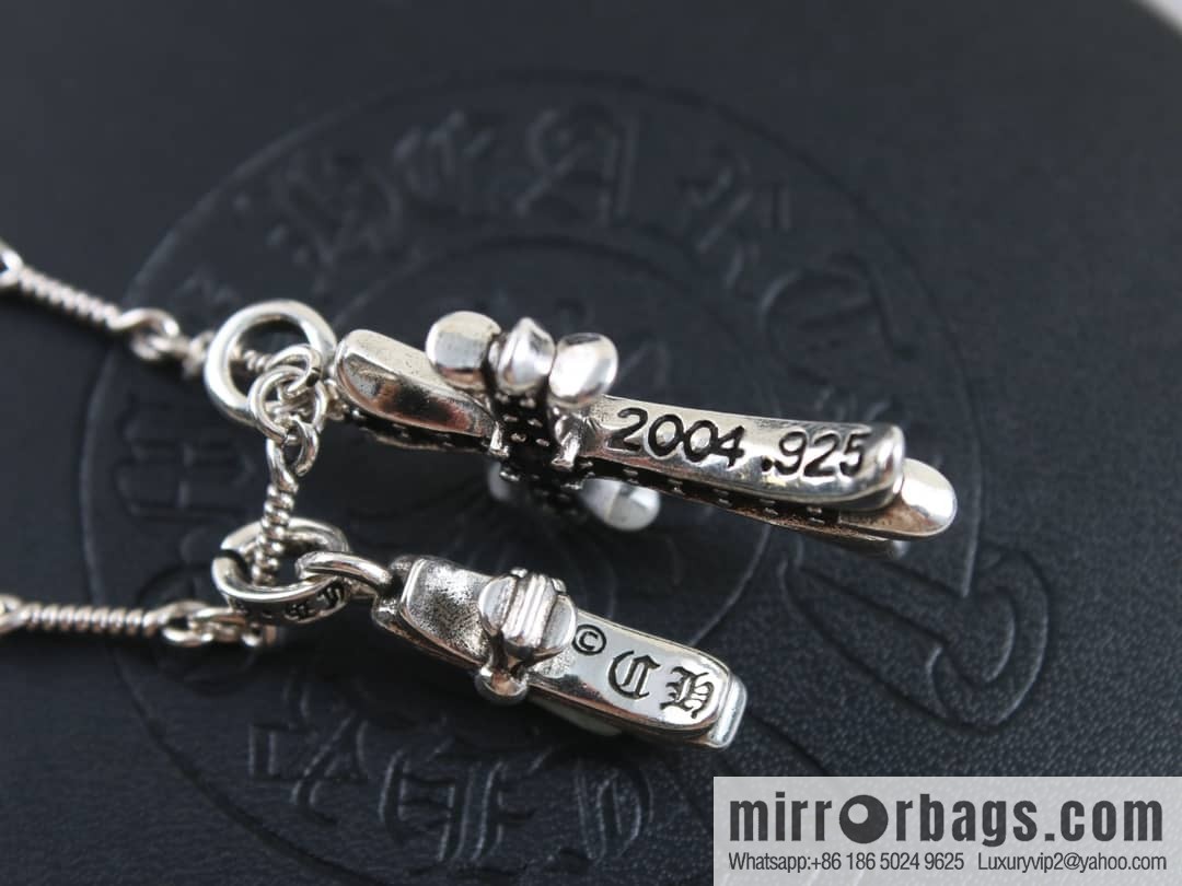 Classic hit, Crossheart cross necklace