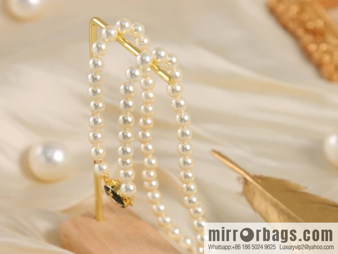 New ☑️ Vivienne Westwood Queen Mother Saturn pearl magnetic snap magnet necklace bracelet