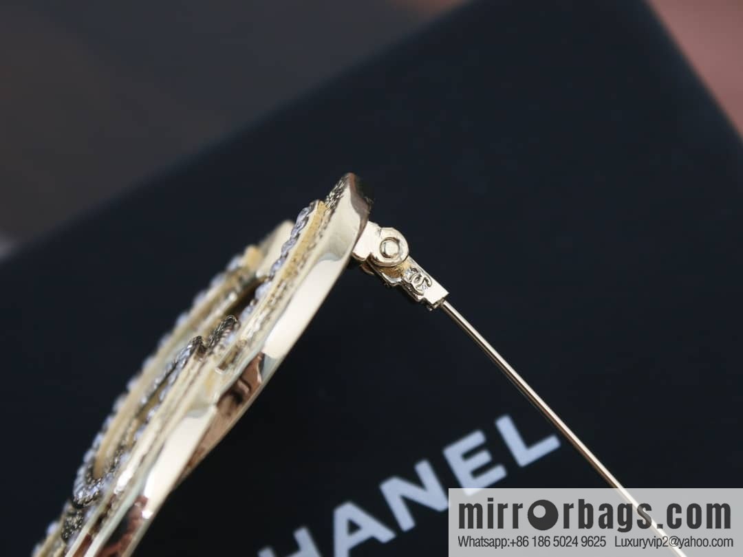 New ☑️ Chanel double c gold single row diamond brooch