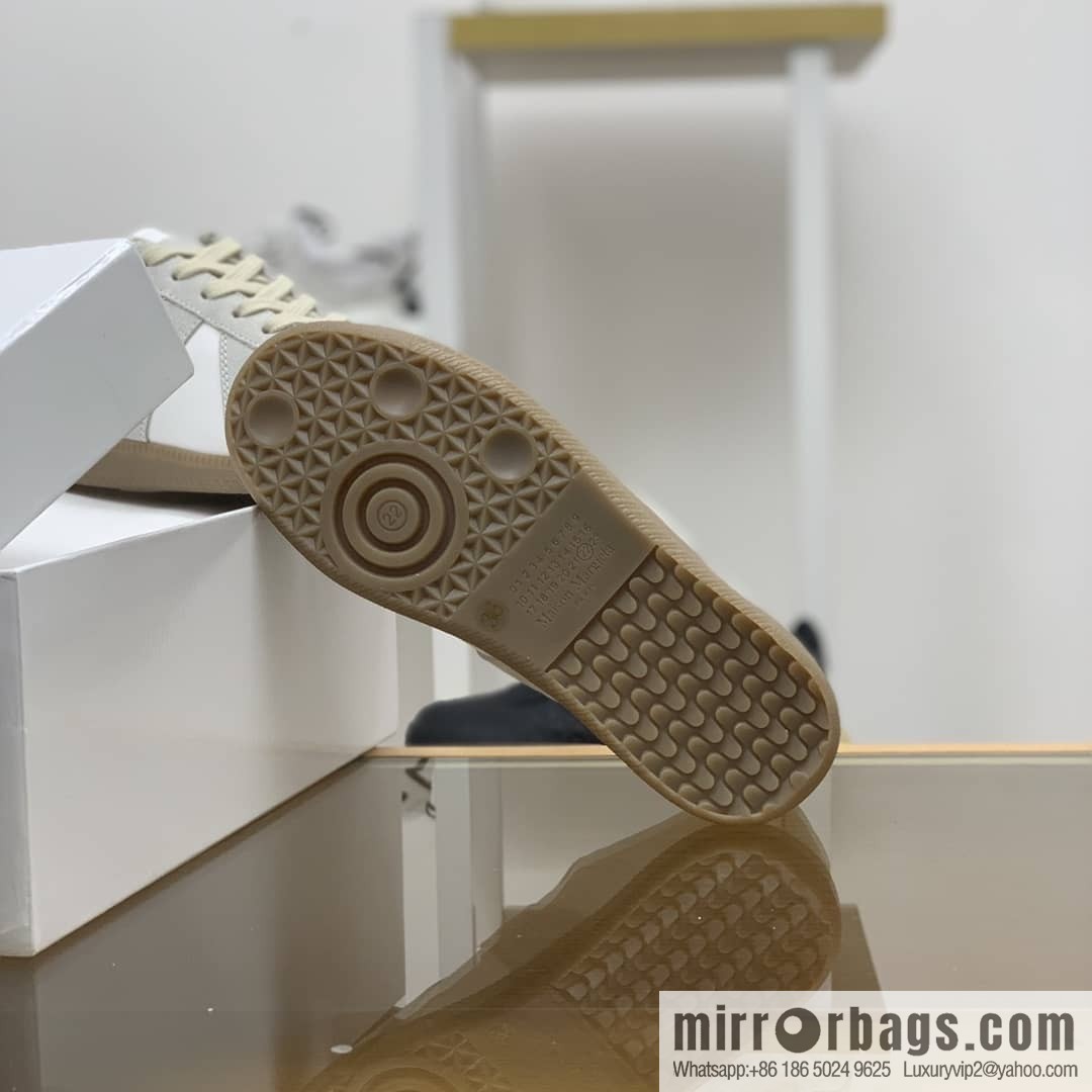 𝐌𝐚𝐢𝐬𝐨𝐧𝐌𝐚𝐫𝐠𝐢𝐞𝐥𝐚 in white leather (fabric) and grey nubuck Unisex shoes