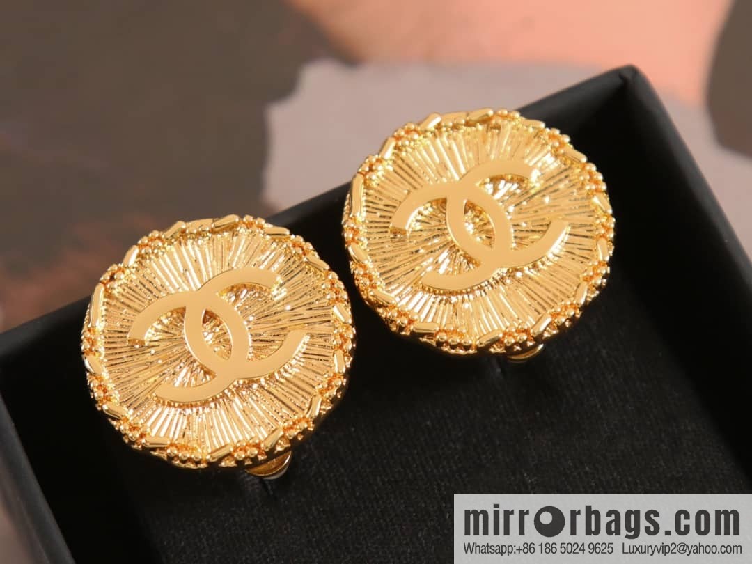 New ☑️ Chanel double c gold medieval round earrings