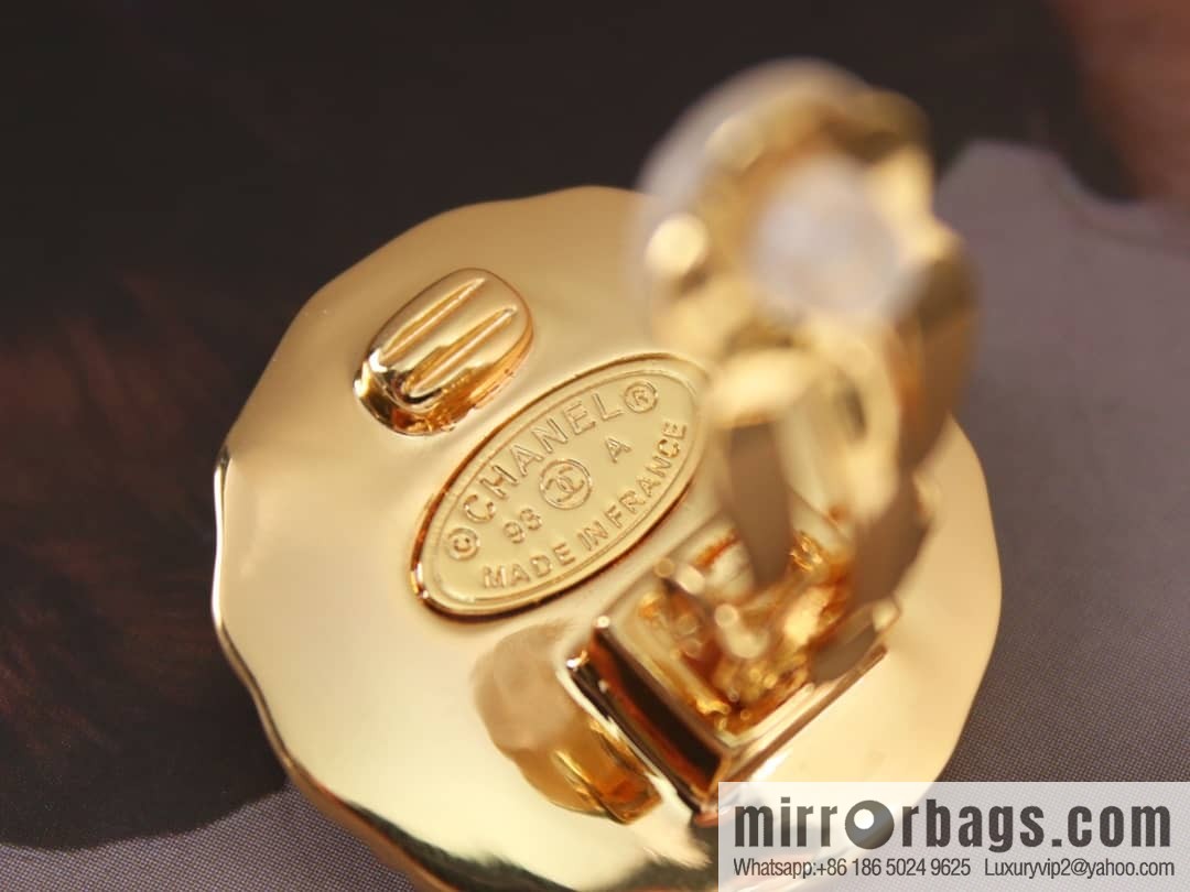 New ☑️ Chanel double c gold medieval round earrings