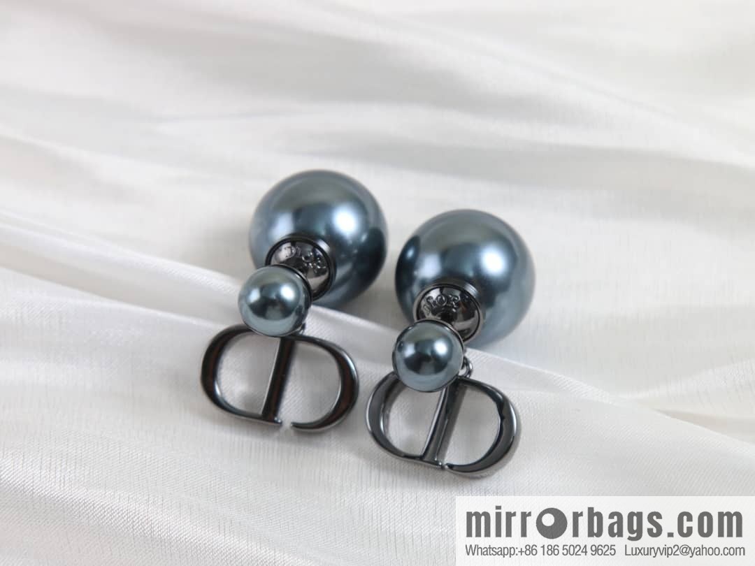 New ☑️ Dior black size pearl stud earrings