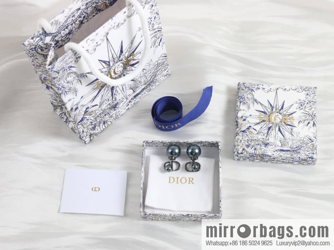 New ☑️ Dior black size pearl stud earrings