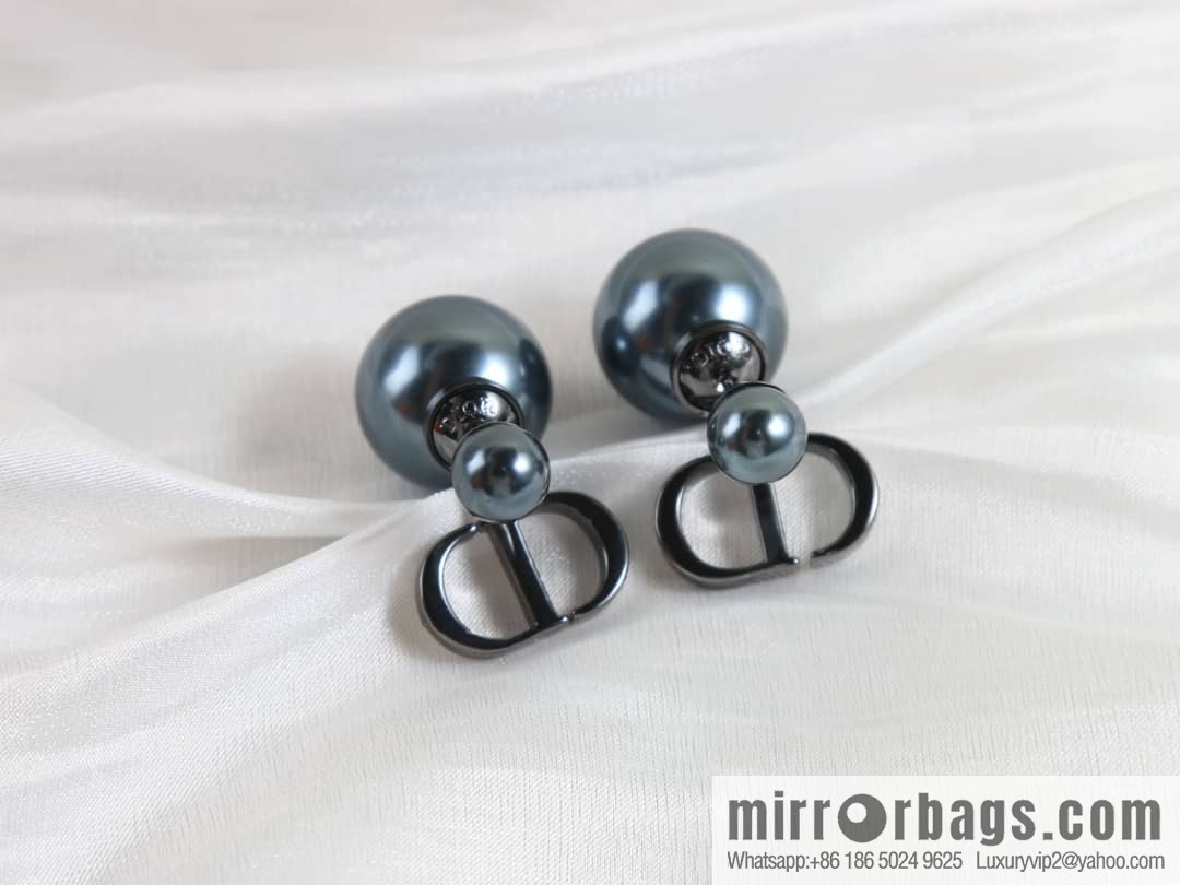New ☑️ Dior black size pearl stud earrings