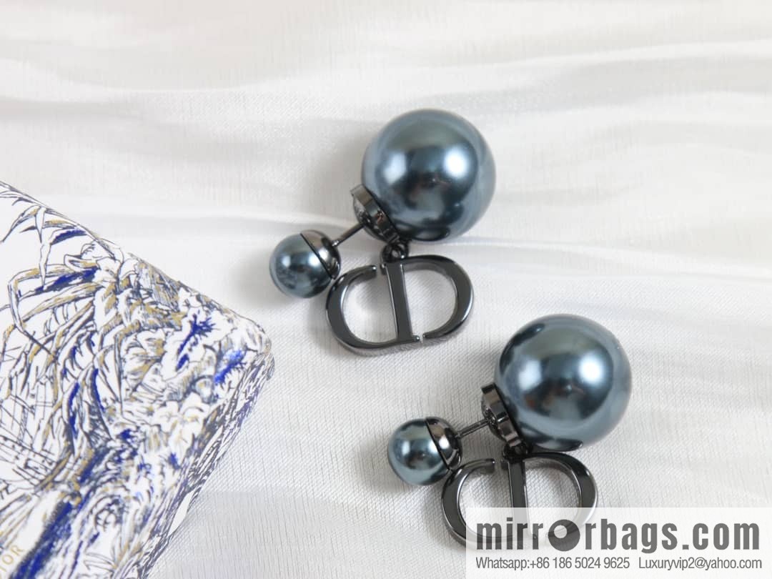 New ☑️ Dior black size pearl stud earrings