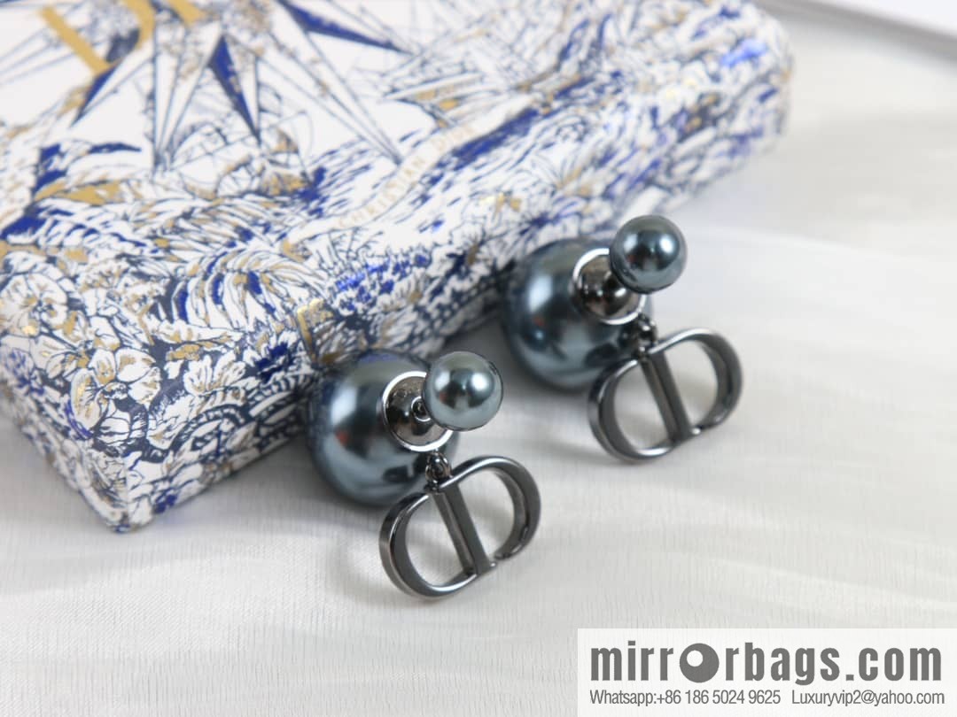 New ☑️ Dior black size pearl stud earrings