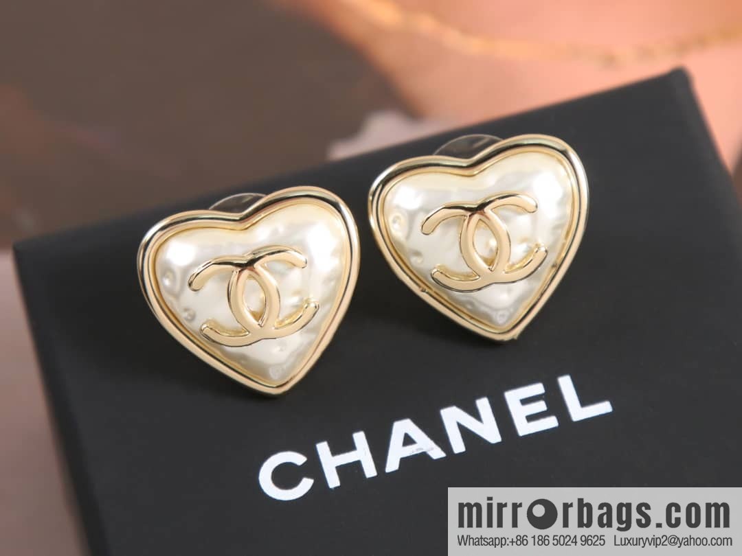New ☑️ Chanel double c love peach heart stud earrings