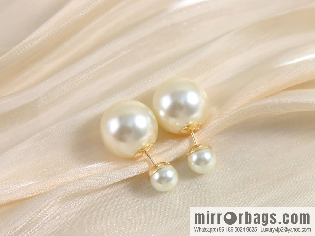 New ☑️ Dior size pearl CD stud earrings