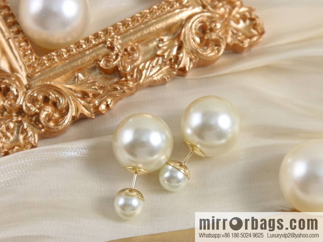 New ☑️ Dior size pearl CD stud earrings