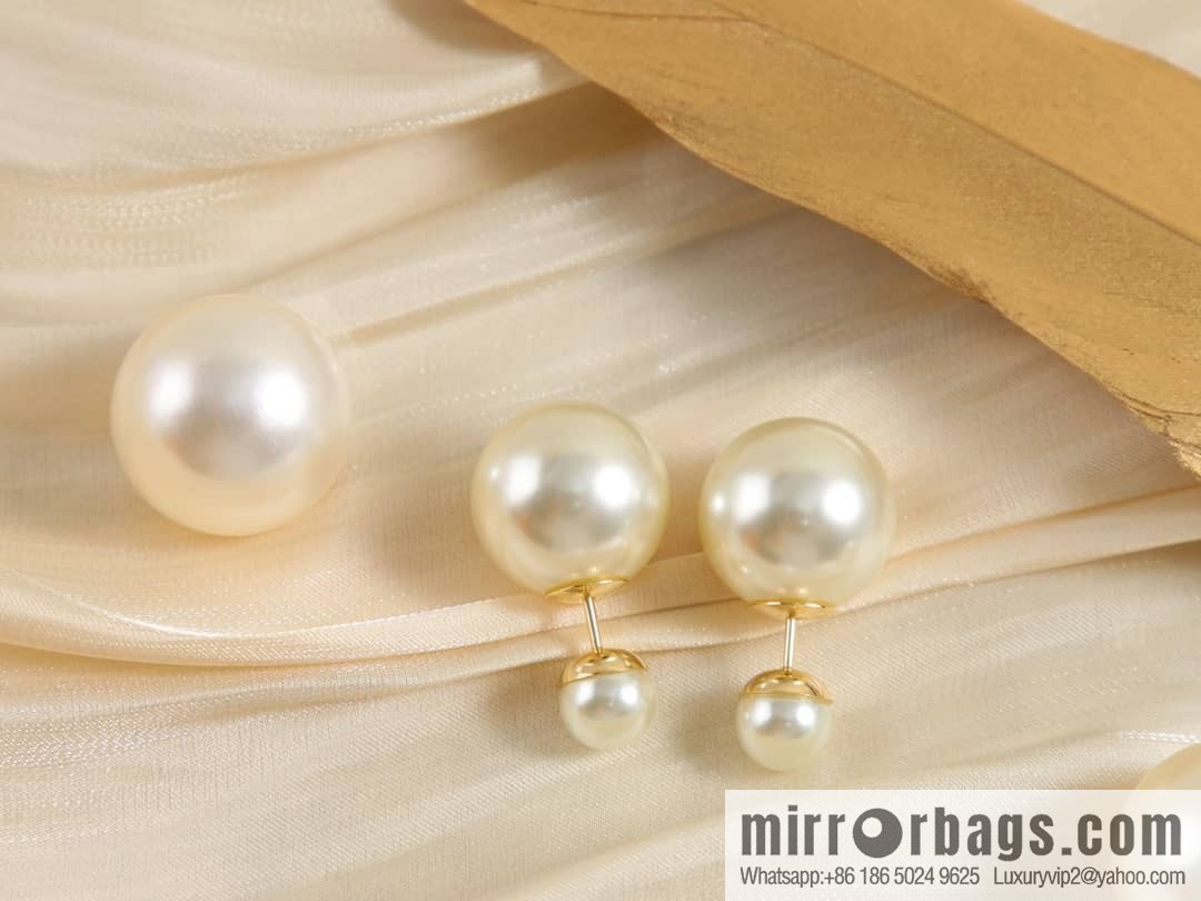 New ☑️ Dior size pearl CD stud earrings