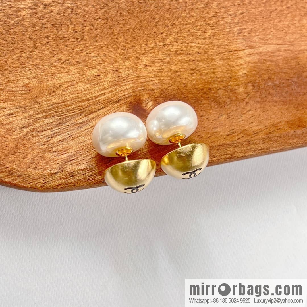 New ☑️ Chanel gold pearl stud earrings