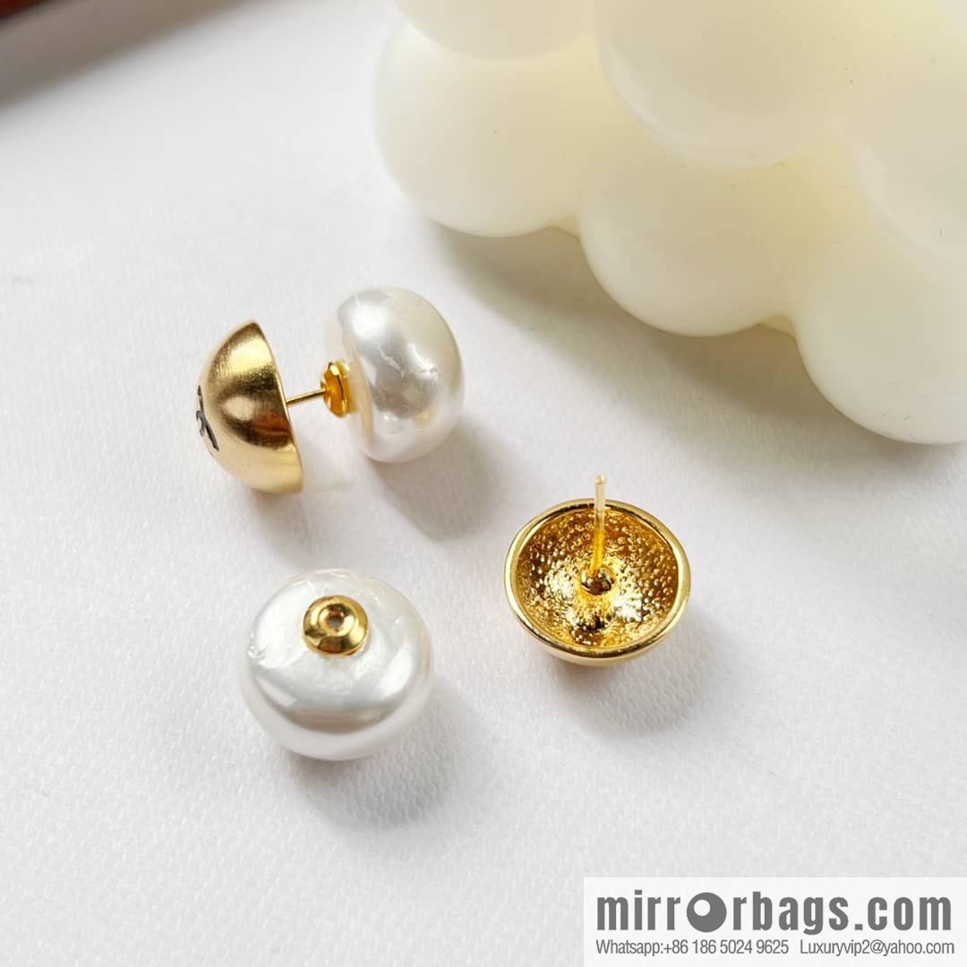 New ☑️ Chanel gold pearl stud earrings