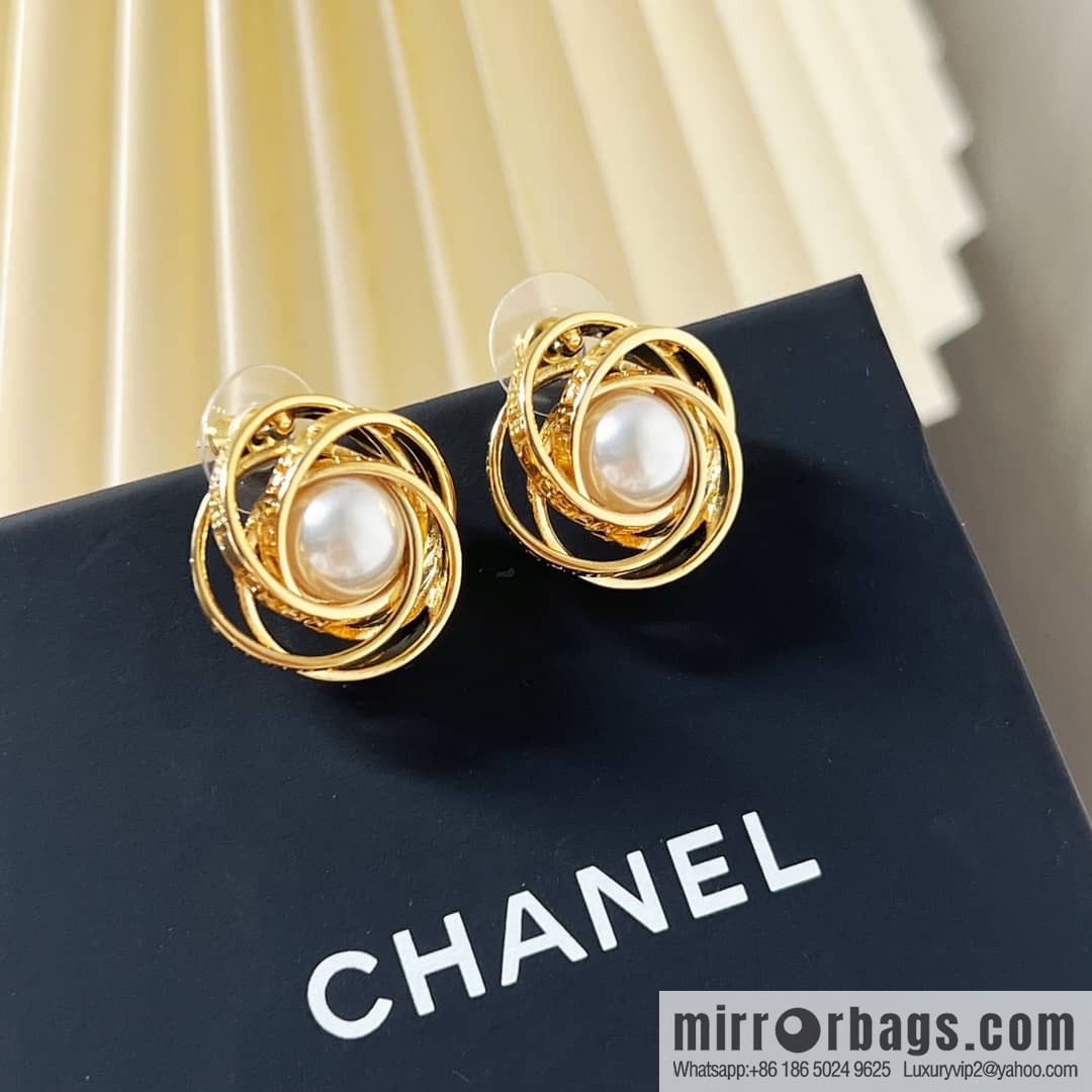 New ☑️ Chanel gold pearl stud earrings