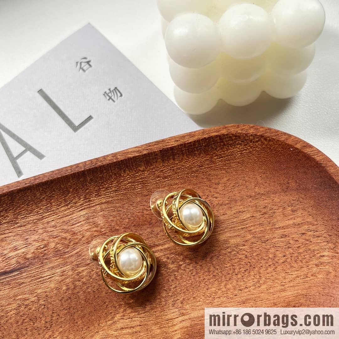 New ☑️ Chanel gold pearl stud earrings