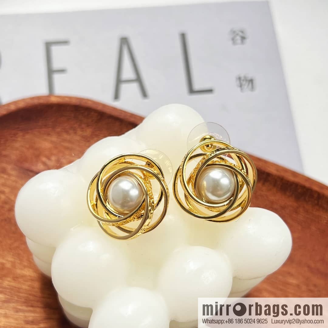 New ☑️ Chanel gold pearl stud earrings