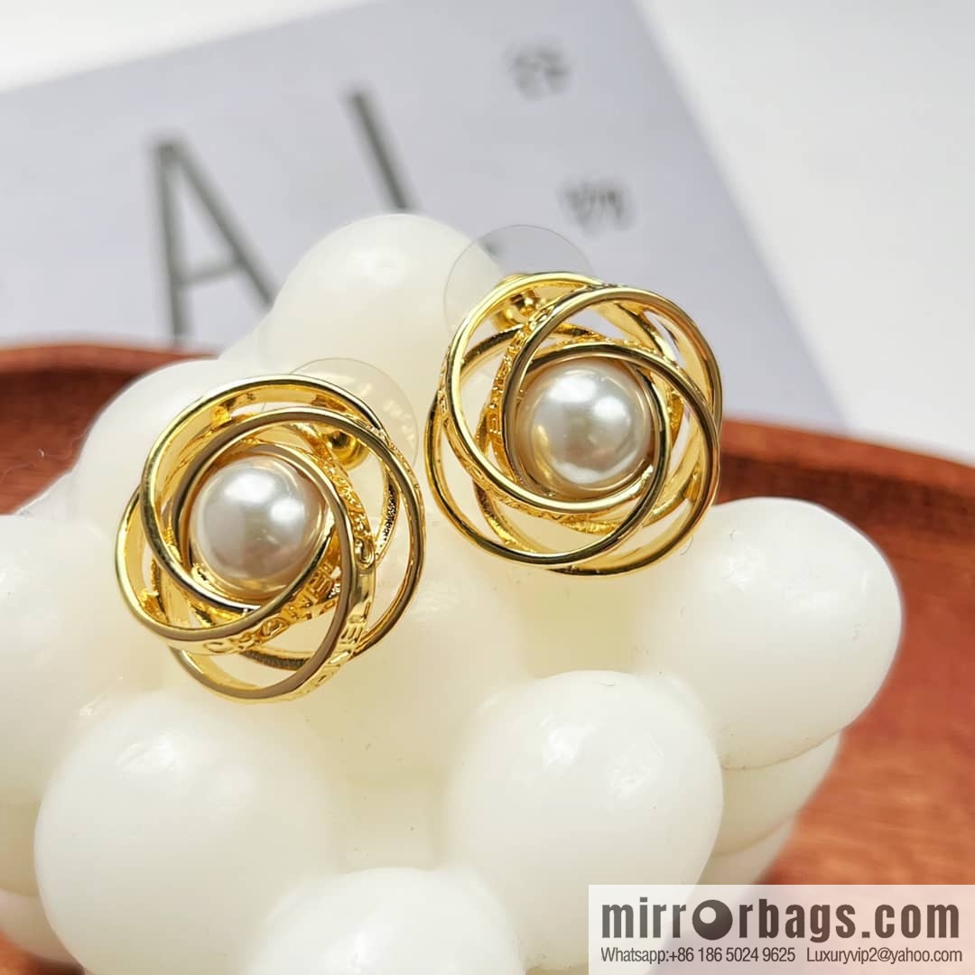 New ☑️ Chanel gold pearl stud earrings
