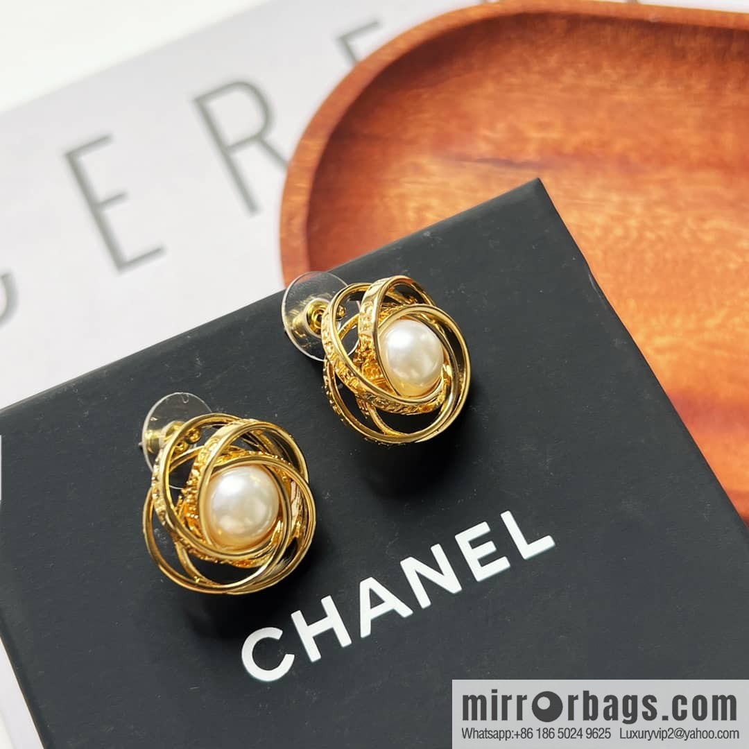 New ☑️ Chanel gold pearl stud earrings
