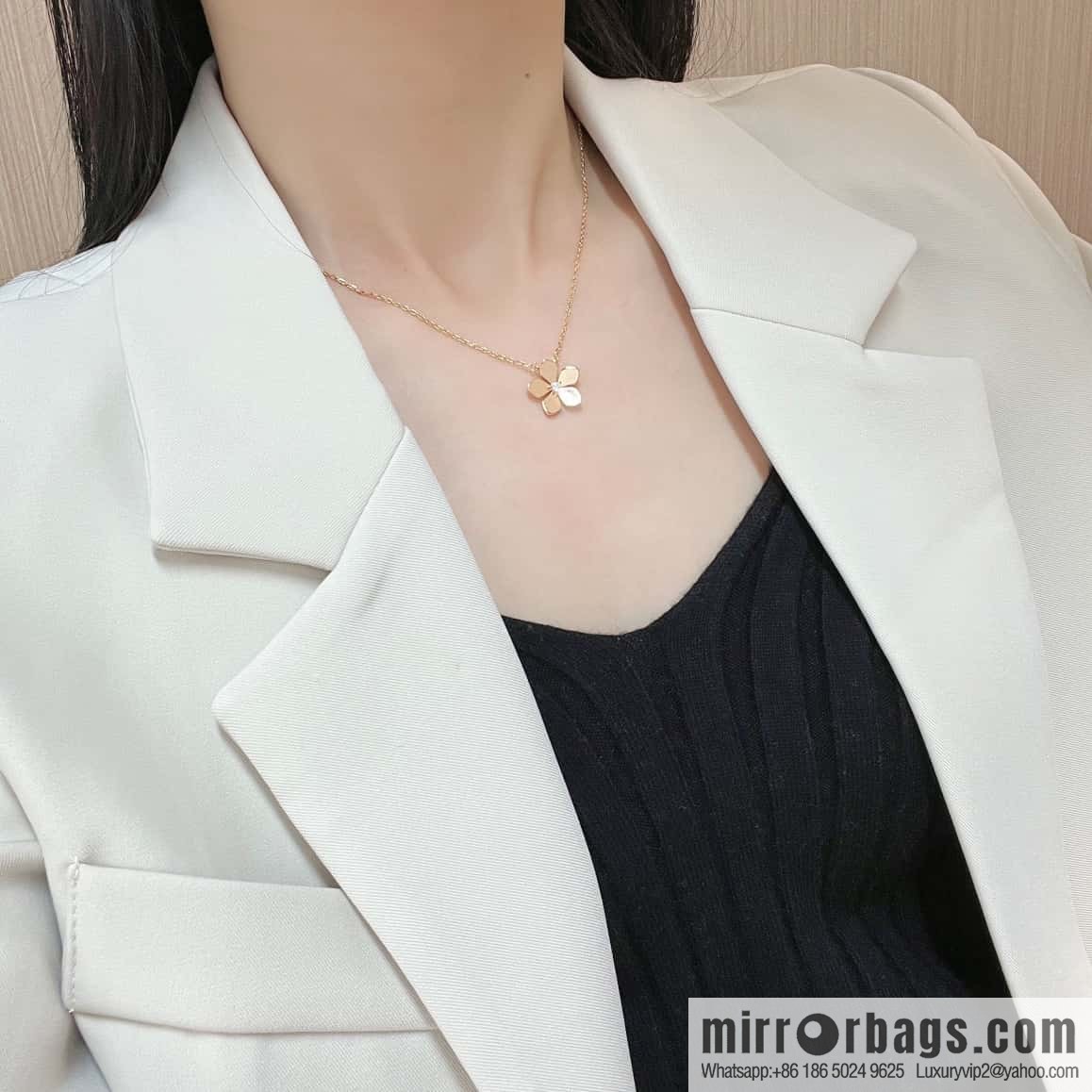 GRAFF Glossy flower necklace