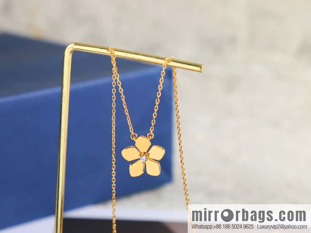 GRAFF Glossy flower necklace