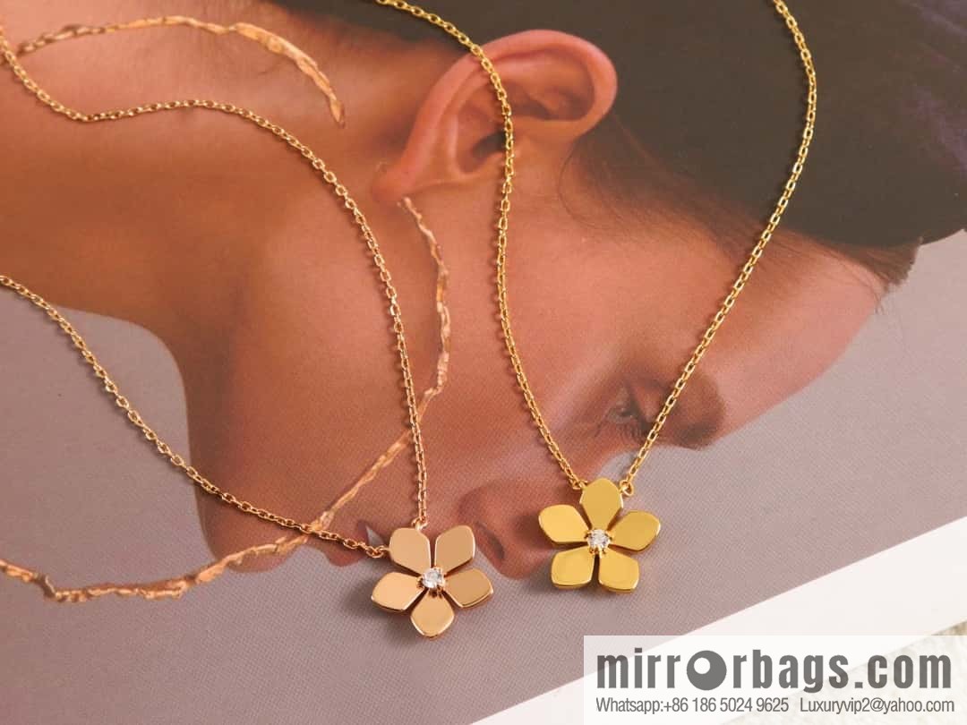 GRAFF Glossy flower necklace