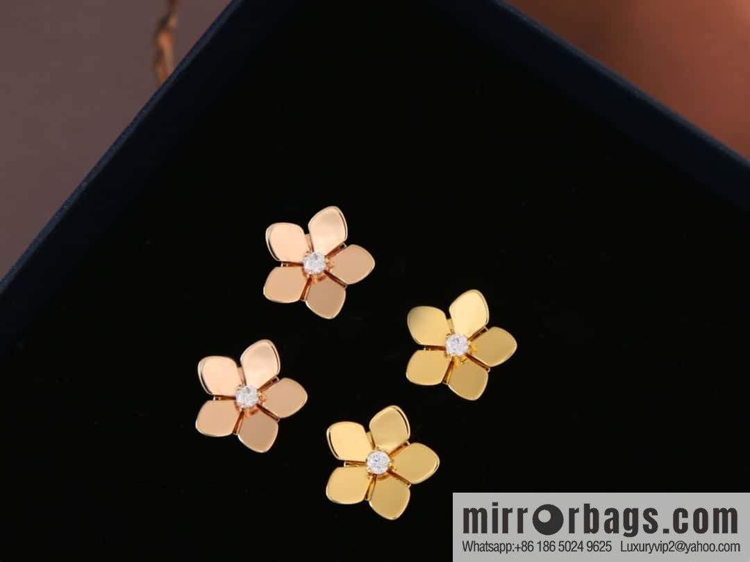 GRAFF Flower πΊ stud earrings