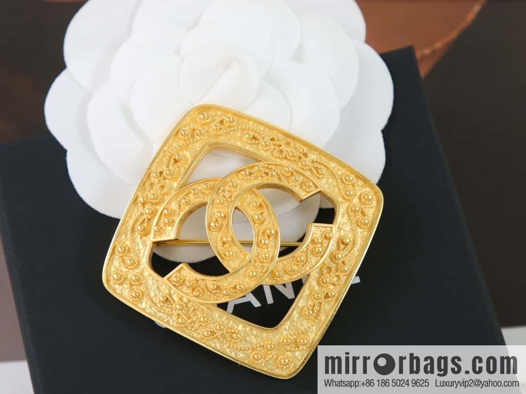 New ☑️ Chanel medieval series gold rhombus double c brooch