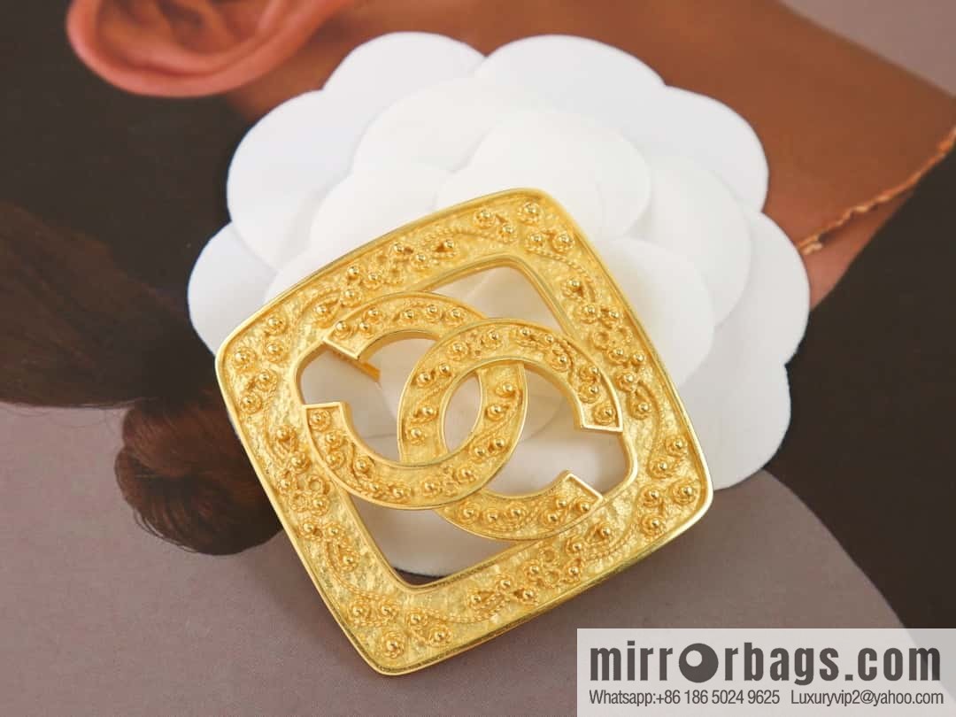 New ☑️ Chanel medieval series gold rhombus double c brooch