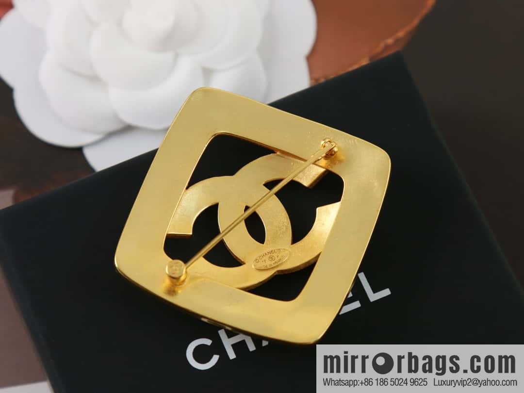 New ☑️ Chanel medieval series gold rhombus double c brooch