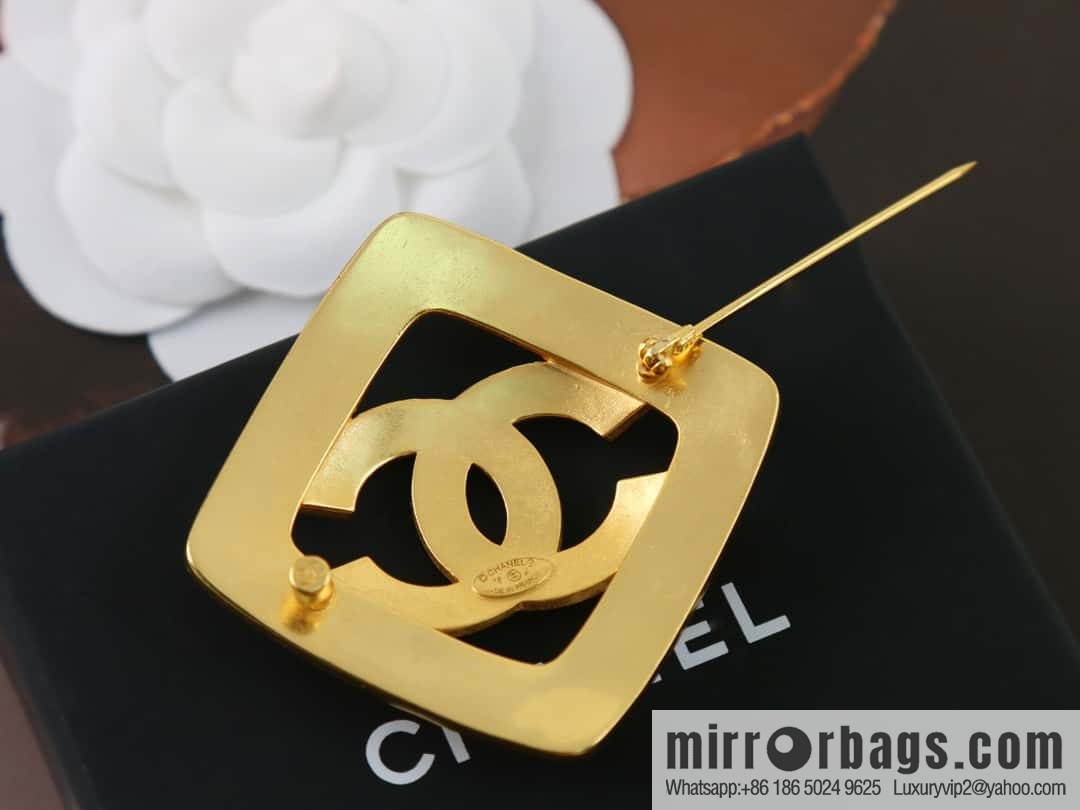 New ☑️ Chanel medieval series gold rhombus double c brooch