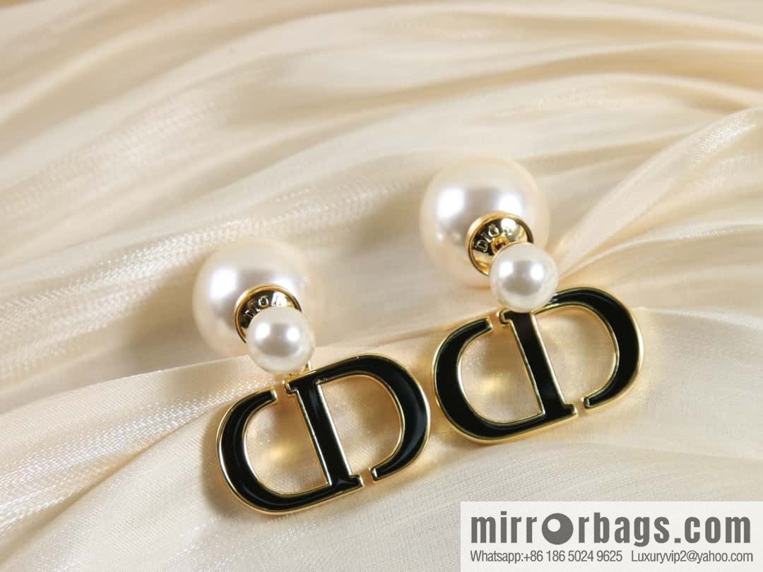 New ☑️ Dior size pearl CD stud earrings