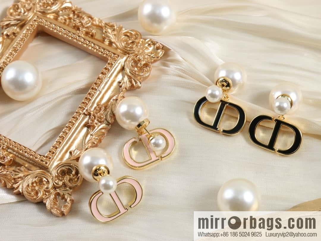 New ☑️ Dior size pearl CD stud earrings