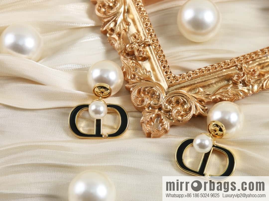 New ☑️ Dior size pearl CD stud earrings