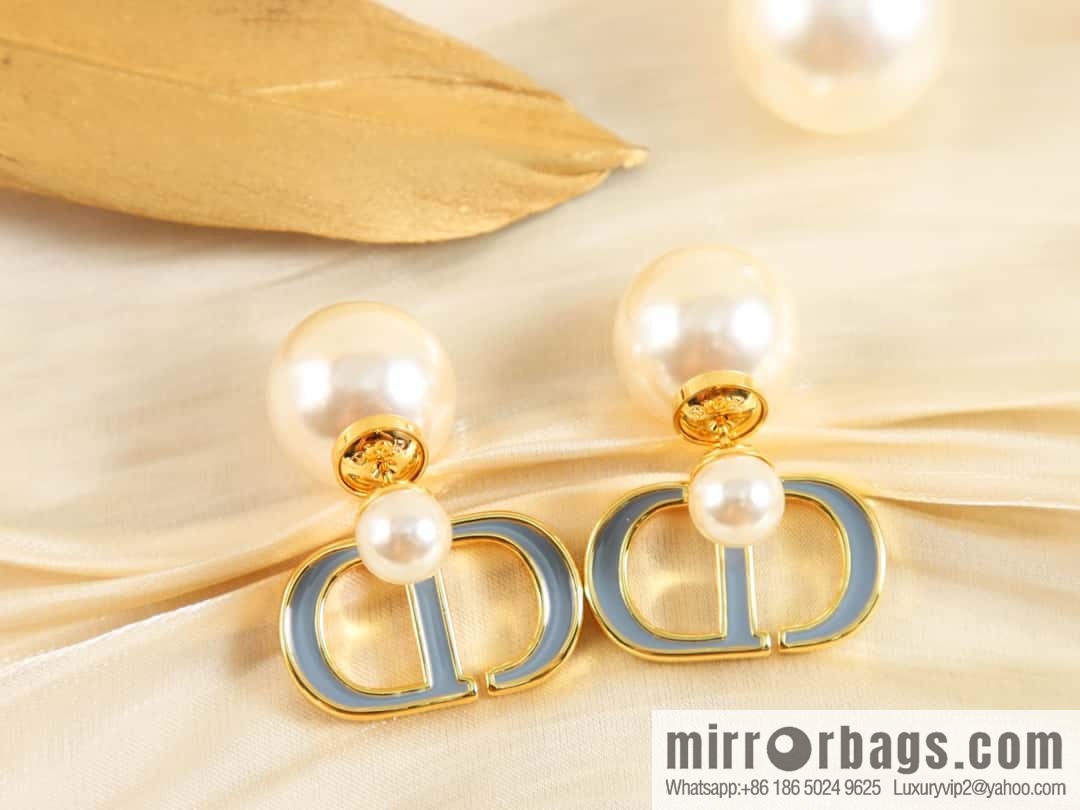New ☑️ Dior size pearl CD stud earrings