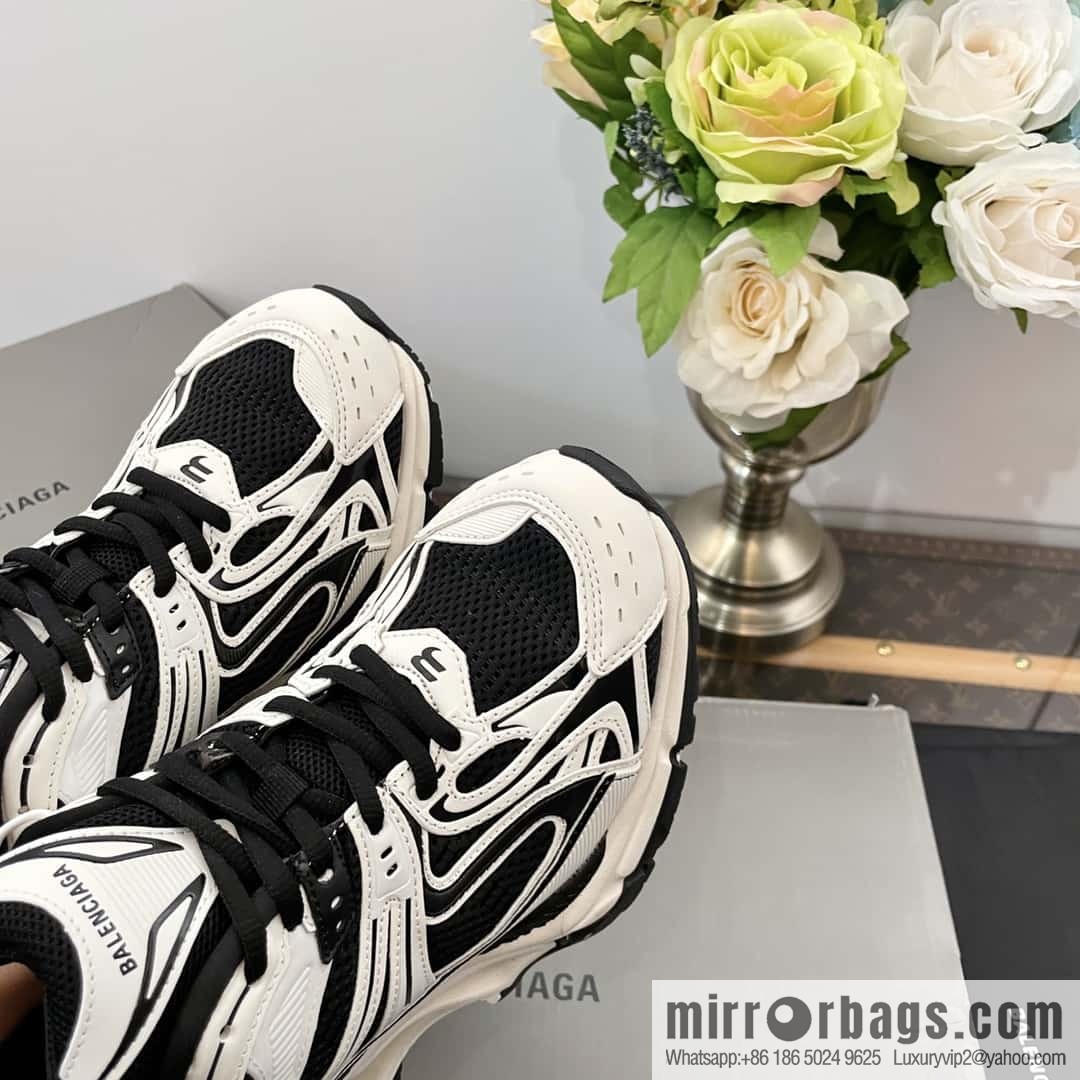 ๐๐๐ฅ๐๐ง๐๐ข๐๐ ๐|||๐-๐๐๐ง๐๐๐ซ series. Vintage old spring shoes