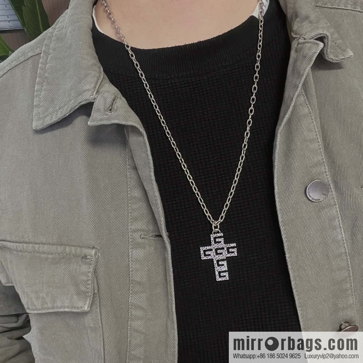 Gucci cross cut-out double G necklace