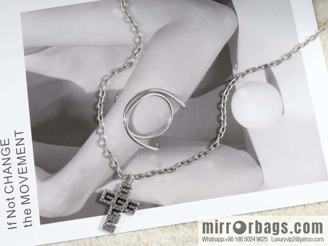 Gucci cross cut-out double G necklace