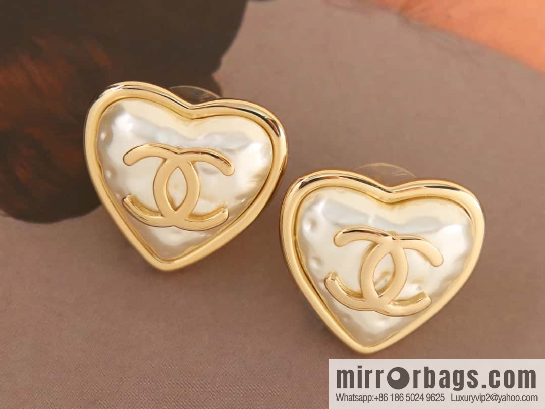 New ☑️ Chanel double c love peach heart stud earrings