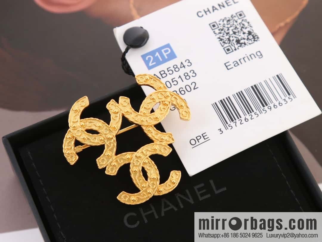 New ☑️ Chanel medieval series gold 3 double c brooch